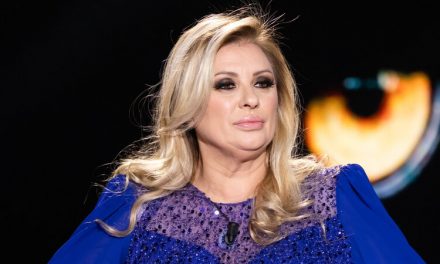 Tina Cipollari: “Maria De Filippi? Mi spegne i microfoni. Sono stata definita trash ma io mi sento popolare. Un’erede? Neanche se mi clonano!”