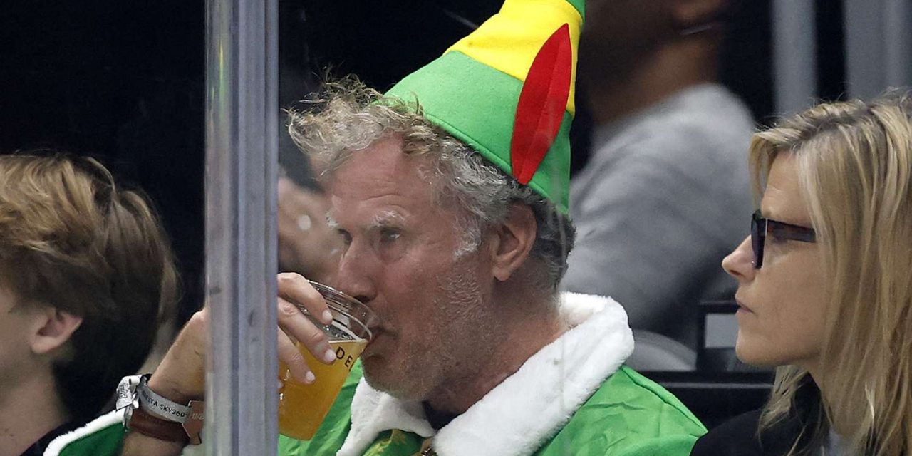 Elf, Will Ferrell va allo stadio per una partita da hockey vestito da Buddy