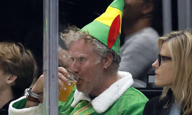 Elf, Will Ferrell va allo stadio per una partita da hockey vestito da Buddy