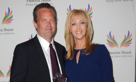 Lisa Kudrow: “Matthew Perry mi ha lasciato un bigliettino in una scatola di biscotti durante l’ultimo giorno di riprese di ‘Friends’. L’ho trovato solo ora!”