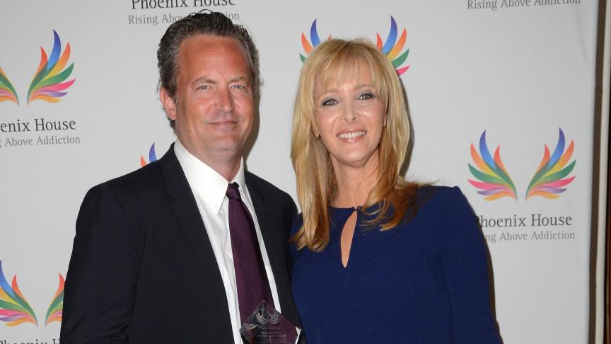 Lisa Kudrow: “Matthew Perry mi ha lasciato un bigliettino in una scatola di biscotti durante l’ultimo giorno di riprese di ‘Friends’. L’ho trovato solo ora!”